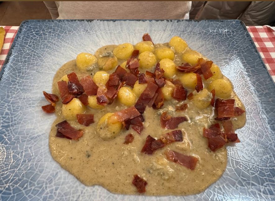 Gnocchetti con crema di gorgonzola, speck croccante e tartufo