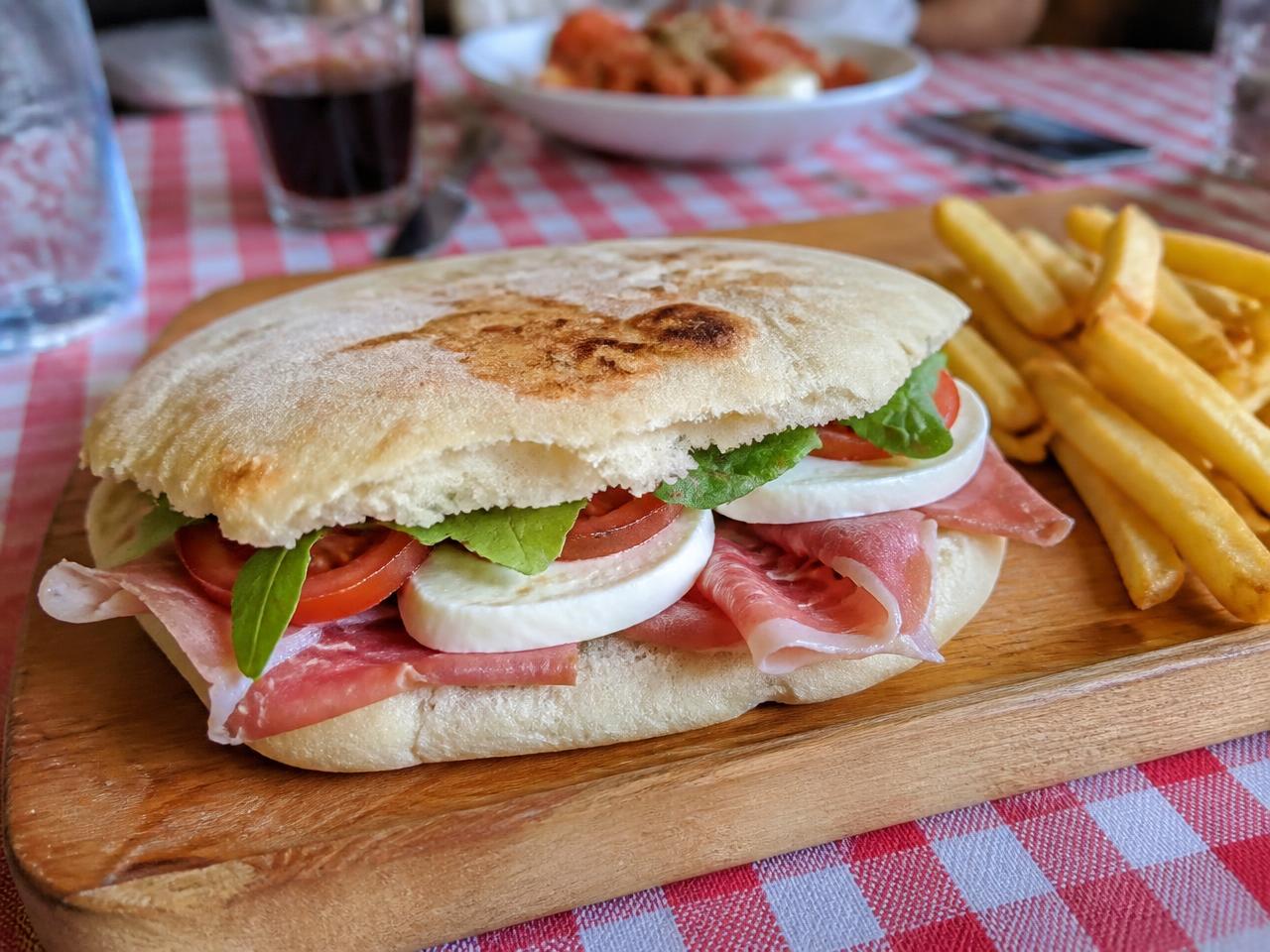 Puccia farcita con prosciutto, mozzarella e pomodoro